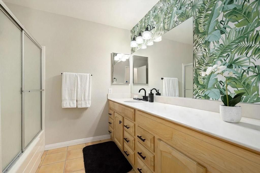 Bathroom, Dual Sink Vanities, Interior