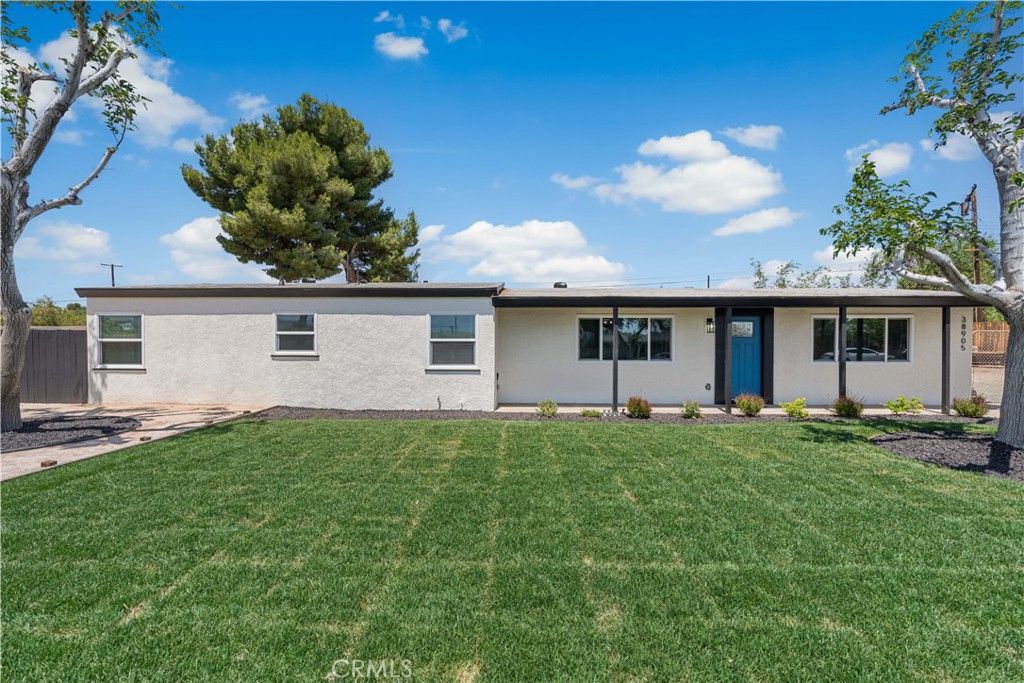 Exterior, Facade, Ranch