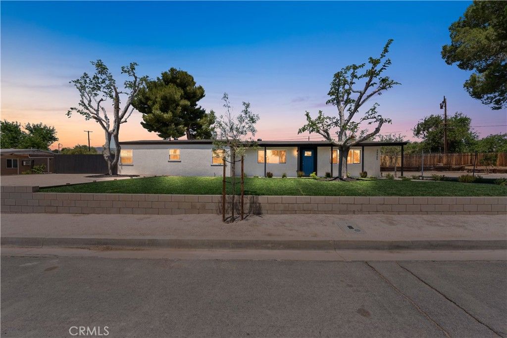 Exterior, Facade, Ranch