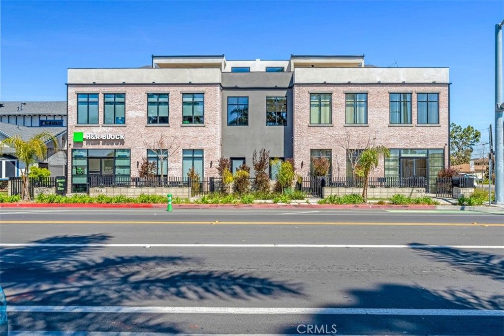 Exterior, Facade, Brick Facade, Rowhouse