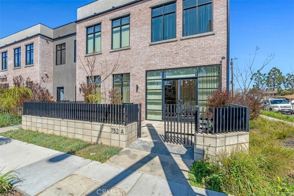 Exterior, Facade, Brick Facade, Rowhouse