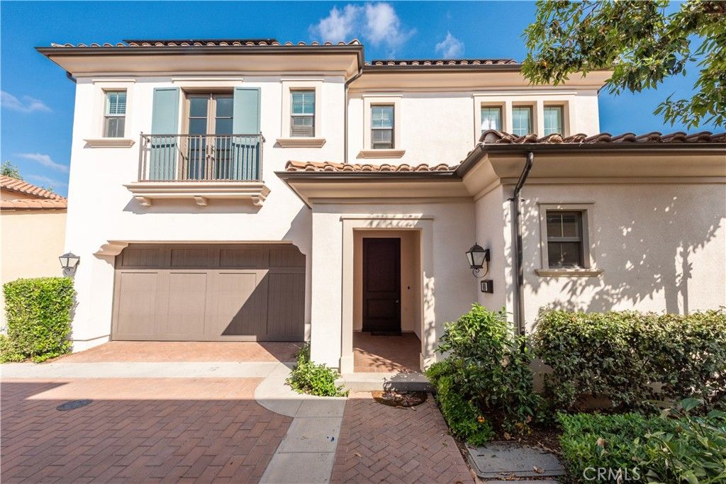 Attached, Exterior, Facade, Mediterranean