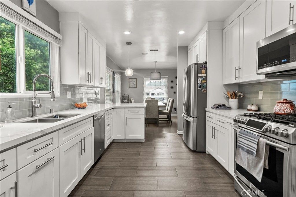 Dining room, Interior, Kitchen, Pendant Lights, Recessed Lighting, Stainless Steel Appliances, Wood Texture Flooring