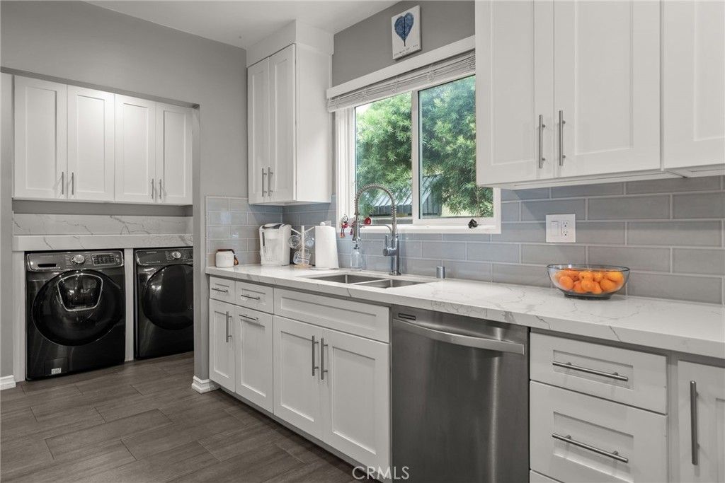 Interior, Washer, Wood Texture Flooring