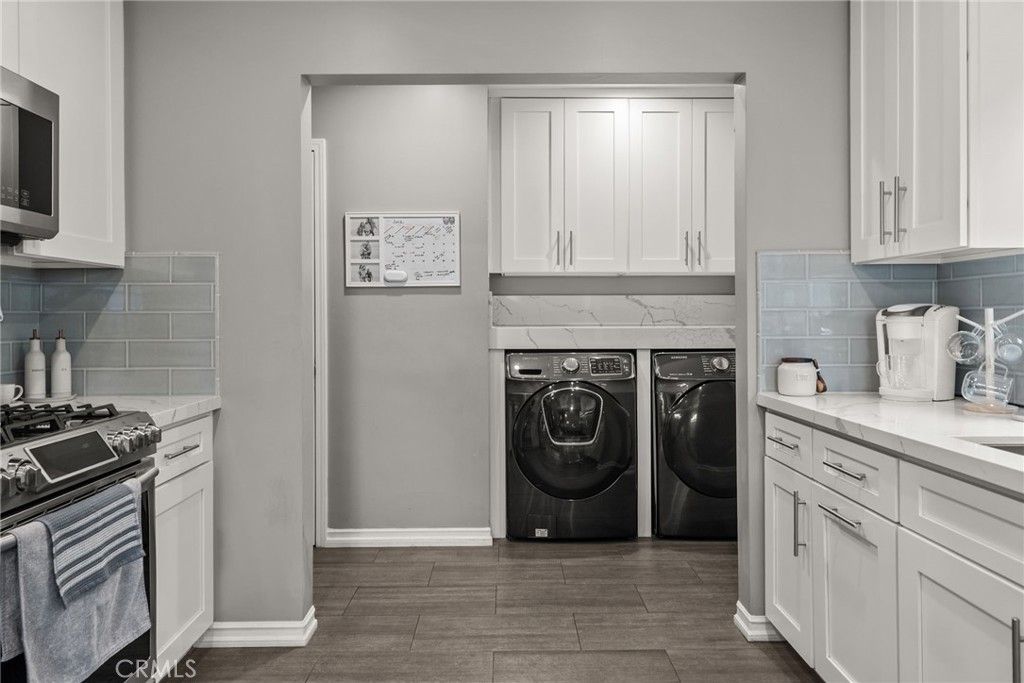 Interior, Washer, Wood Texture Flooring