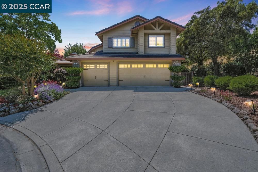 Attached, Exterior, Facade, American Craftsman