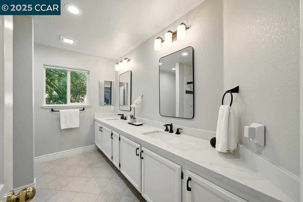 Bathroom, Dual Sink Vanities, Interior, Recessed Lighting