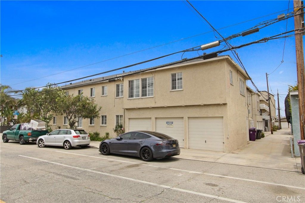 Attached, Exterior, Facade, Rowhouse