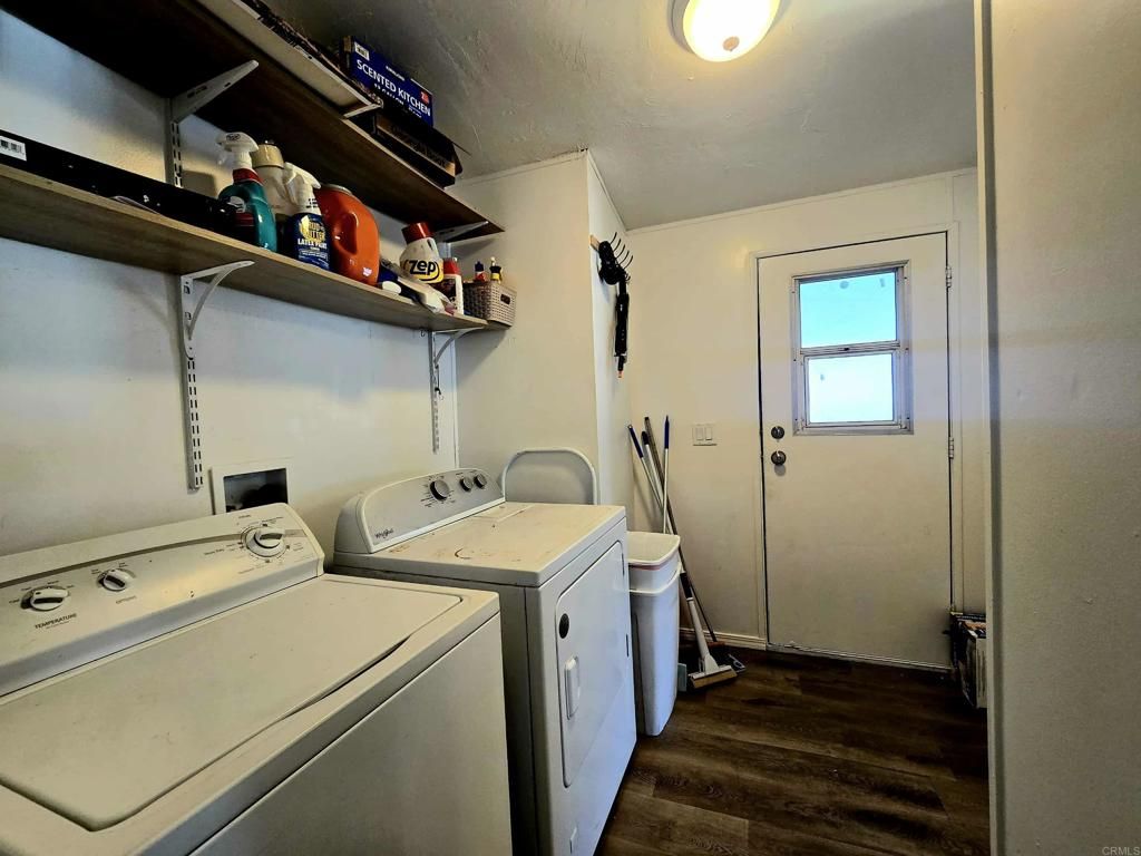 Interior, Washer, Wood Texture Flooring