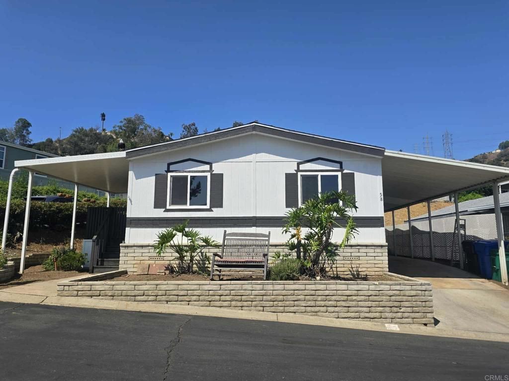 Exterior, Facade, Modern