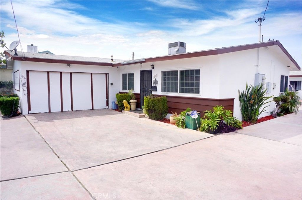 Attached, Exterior, Facade, Ranch