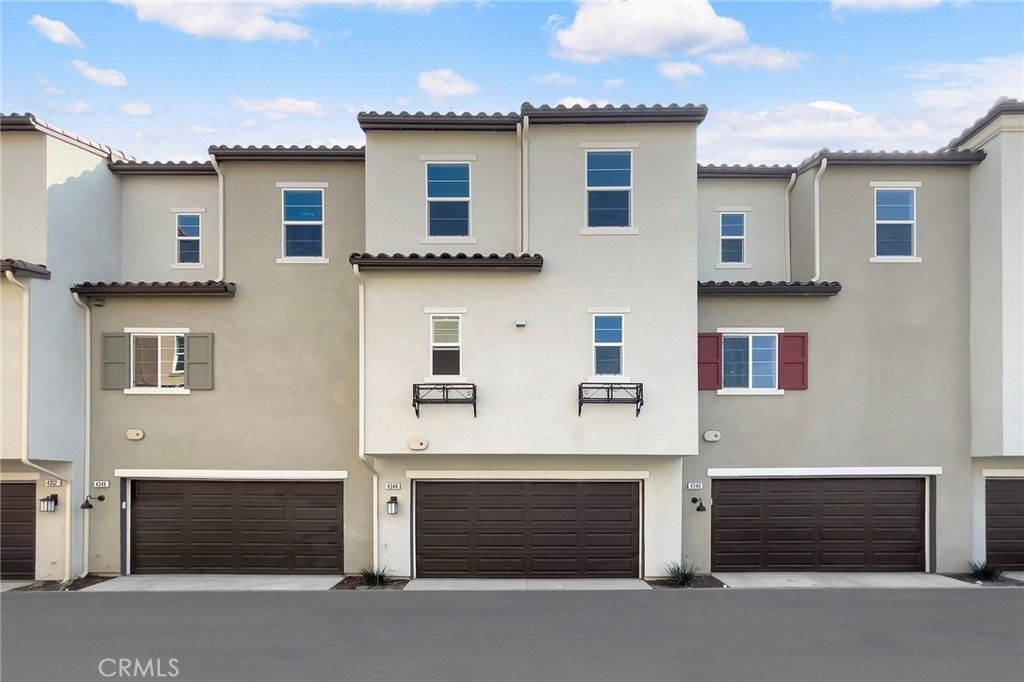 Attached, Exterior, Facade, Mediterranean