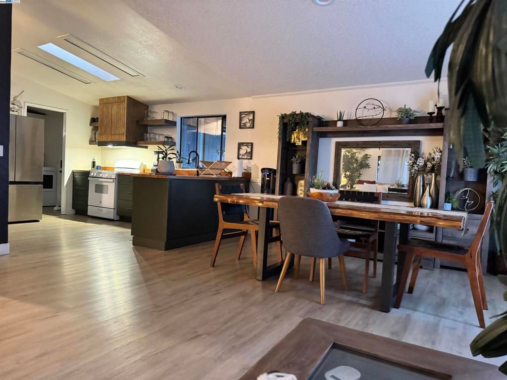 Dining room, Interior, Kitchen, Recessed Lighting, Wood Texture Flooring