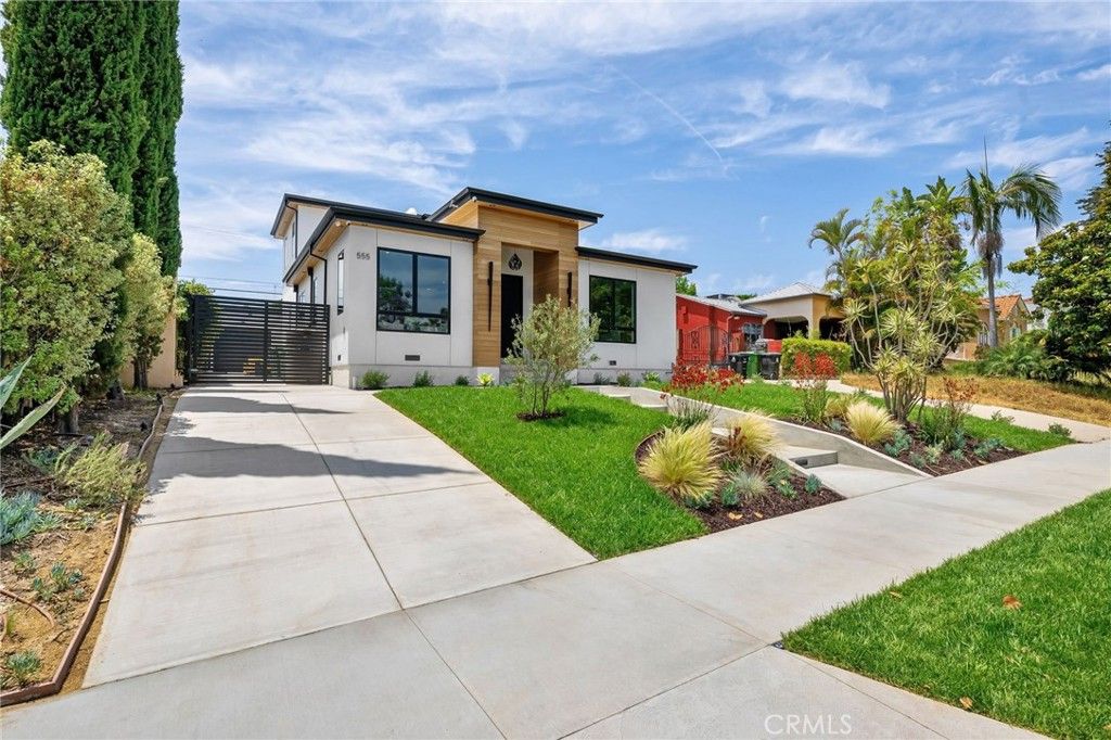 Backyard, Exterior, Facade, Modern