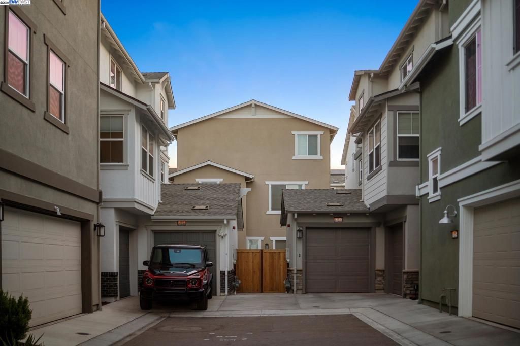 Attached, Exterior, Facade, Rowhouse