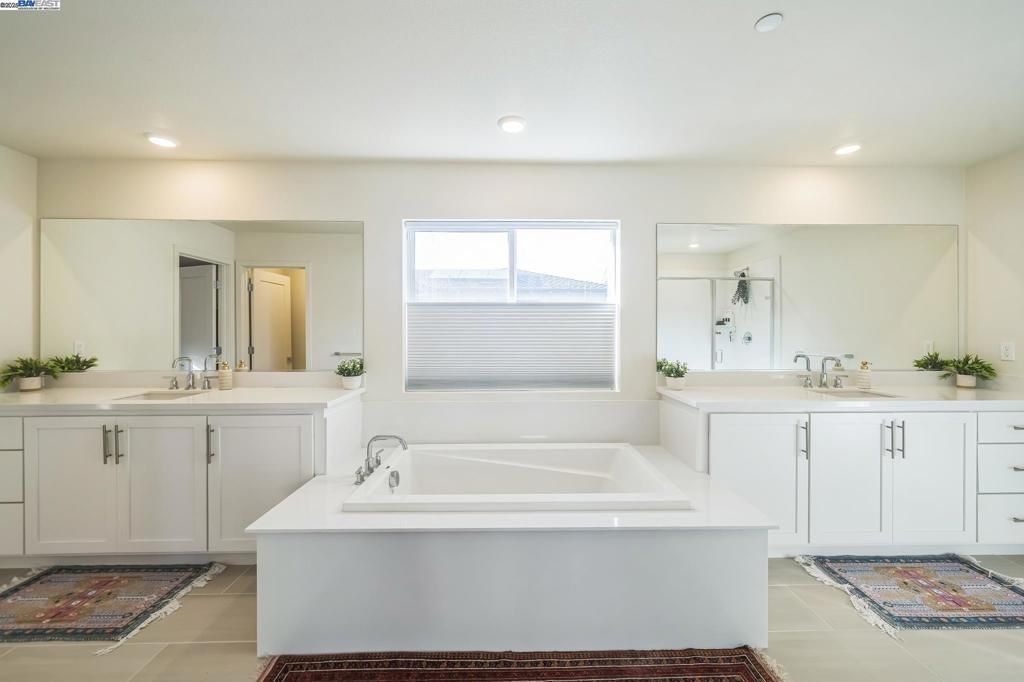 Bathroom, Dual Sink Vanities, Interior, Recessed Lighting