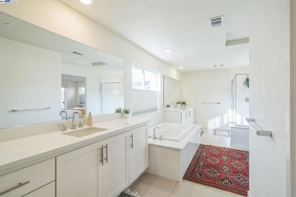 Bathroom, Dual Sink Vanities, Interior, Recessed Lighting