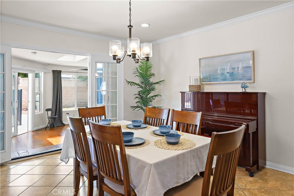 Chandelier, Dining room, Interior, Piano, Recessed Lighting, Wood Texture Flooring