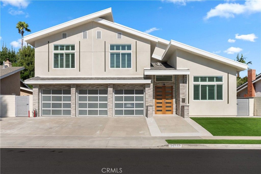 Attached, Exterior, Facade, Modern