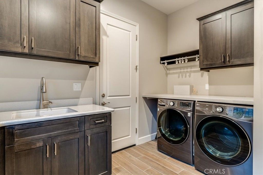 Interior, Washer, Wood Texture Flooring