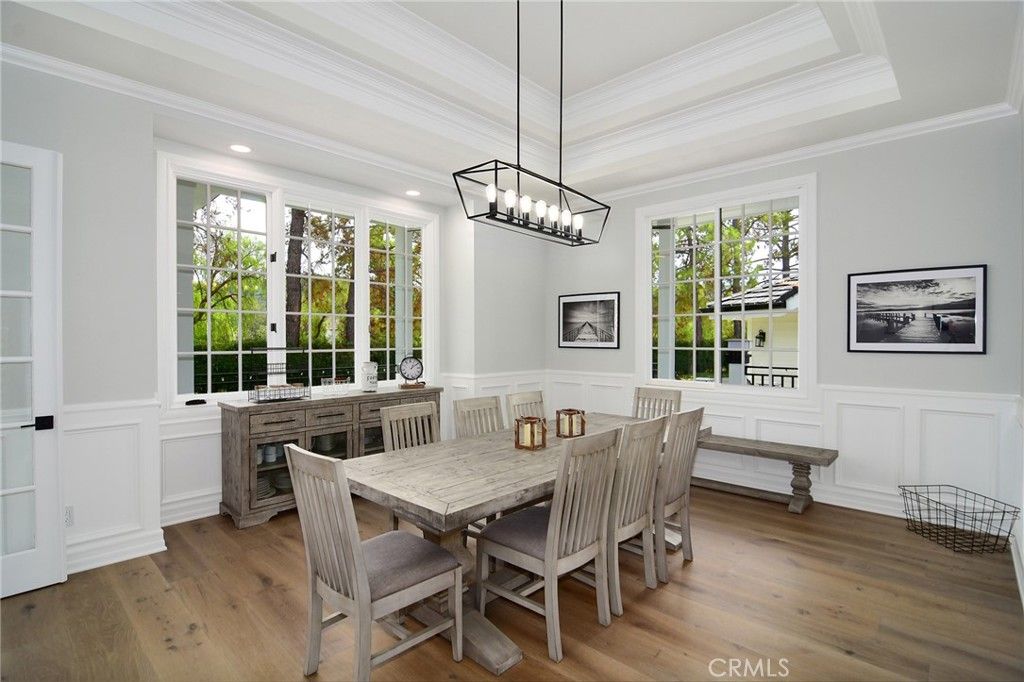 Chandelier, Dining room, Interior, Pendant Lights, Recessed Lighting, Wood Texture Flooring