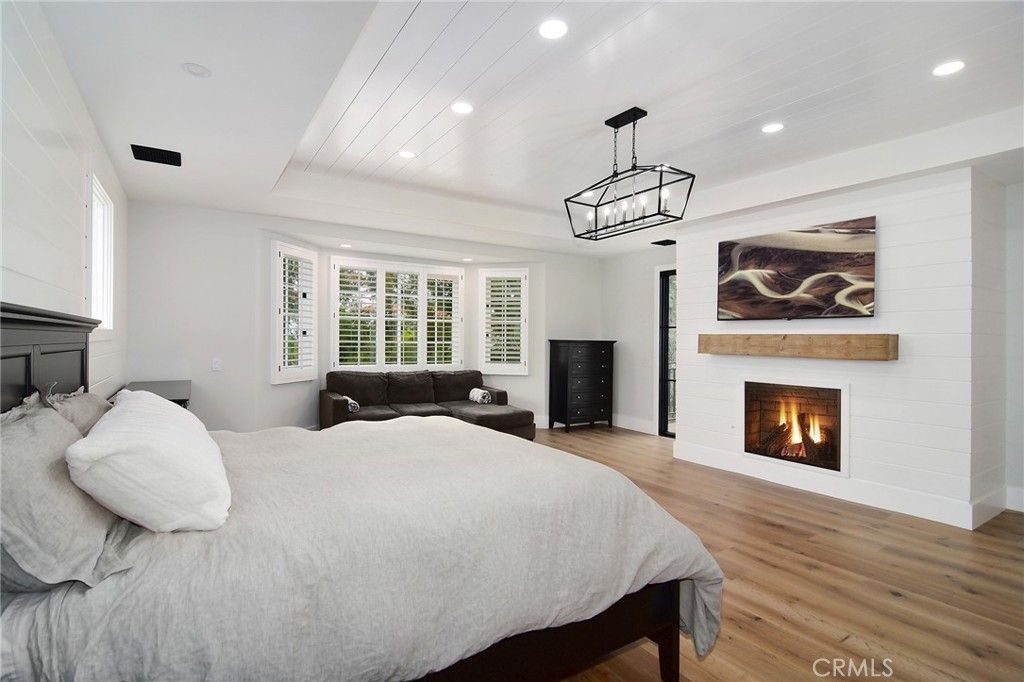 Bedroom, Fireplace, Interior, Pendant Lights, Recessed Lighting, Wood Texture Flooring