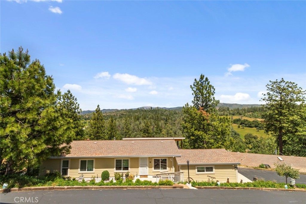 Exterior, Facade, Ranch