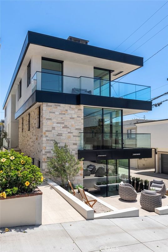 Exterior, Facade, Modern