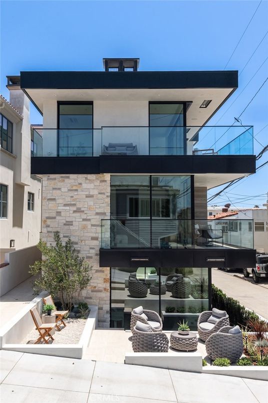 Exterior, Facade, Modern