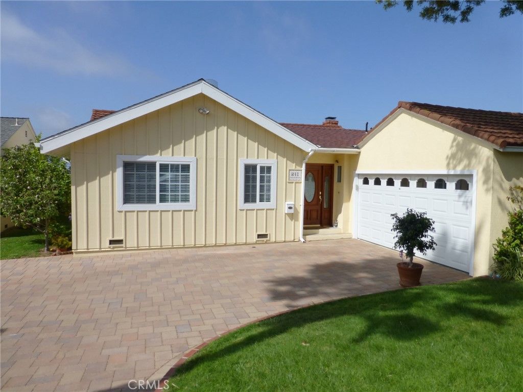 Attached, Exterior, Facade, Farmhouse