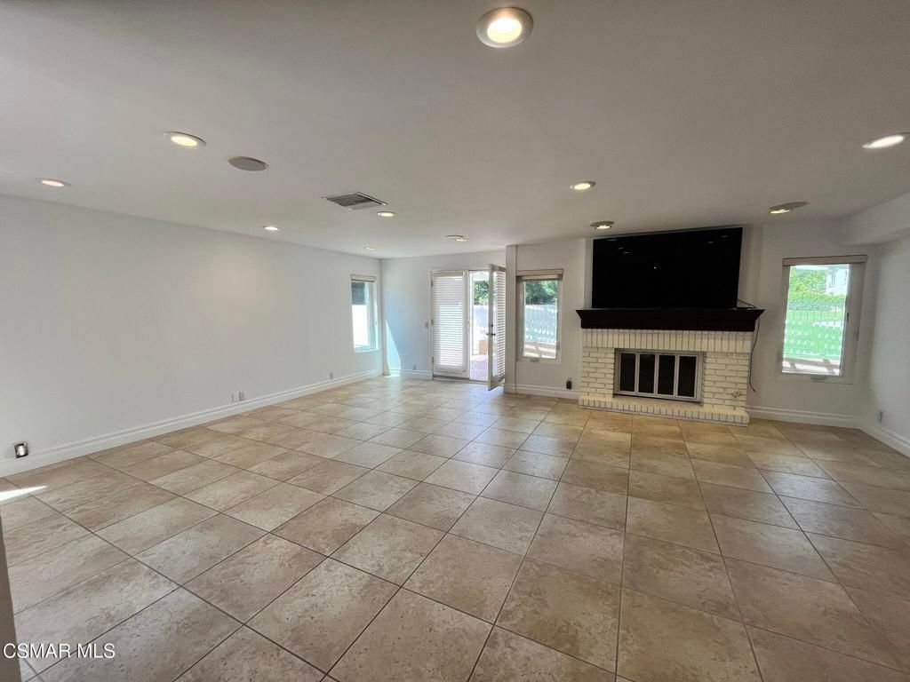 Empty room, Fireplace, Interior, Recessed Lighting