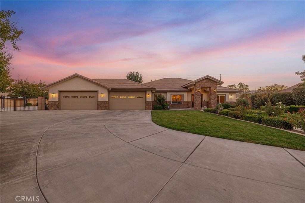 Attached, Exterior, Facade, Ranch