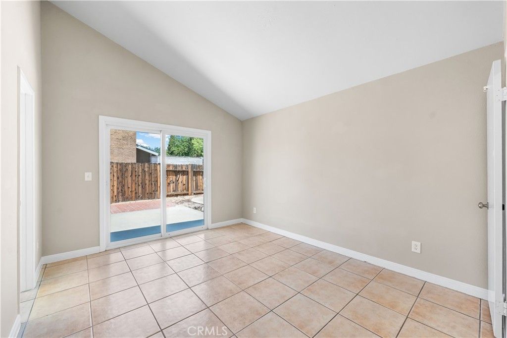 Empty room, Interior