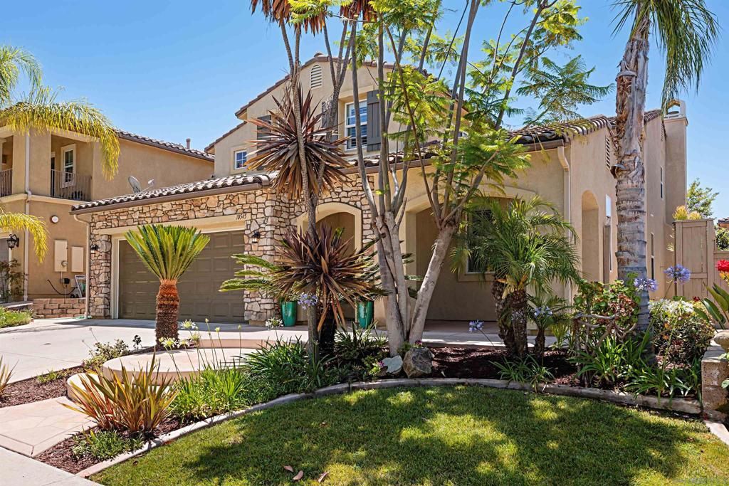 Attached, Exterior, Facade, Mediterranean