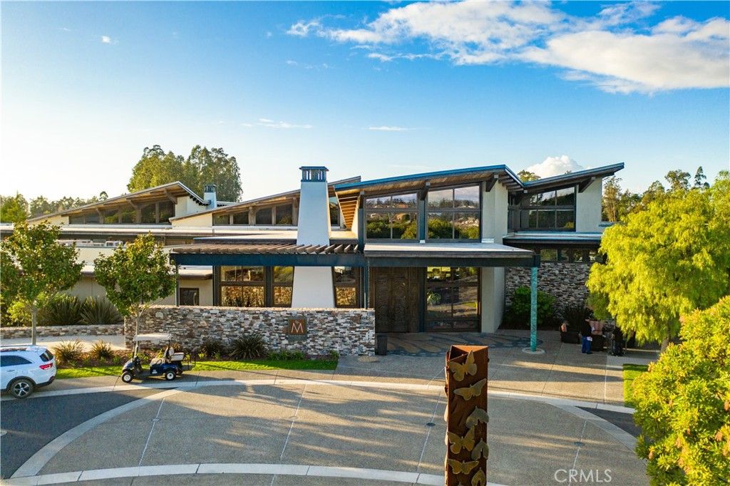Exterior, Facade, Modern