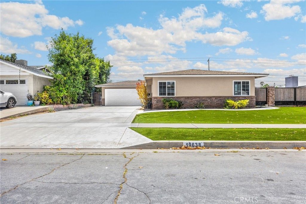 Attached, Exterior, Facade, Ranch
