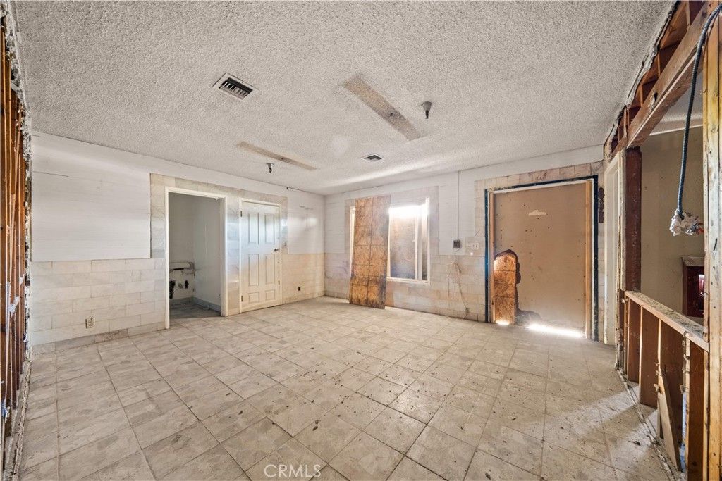 Empty room, Interior