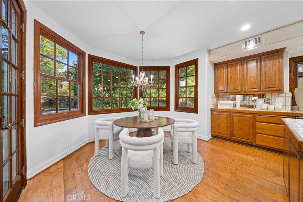 Chandelier, Dining room, Interior, Recessed Lighting, Wood Texture Flooring