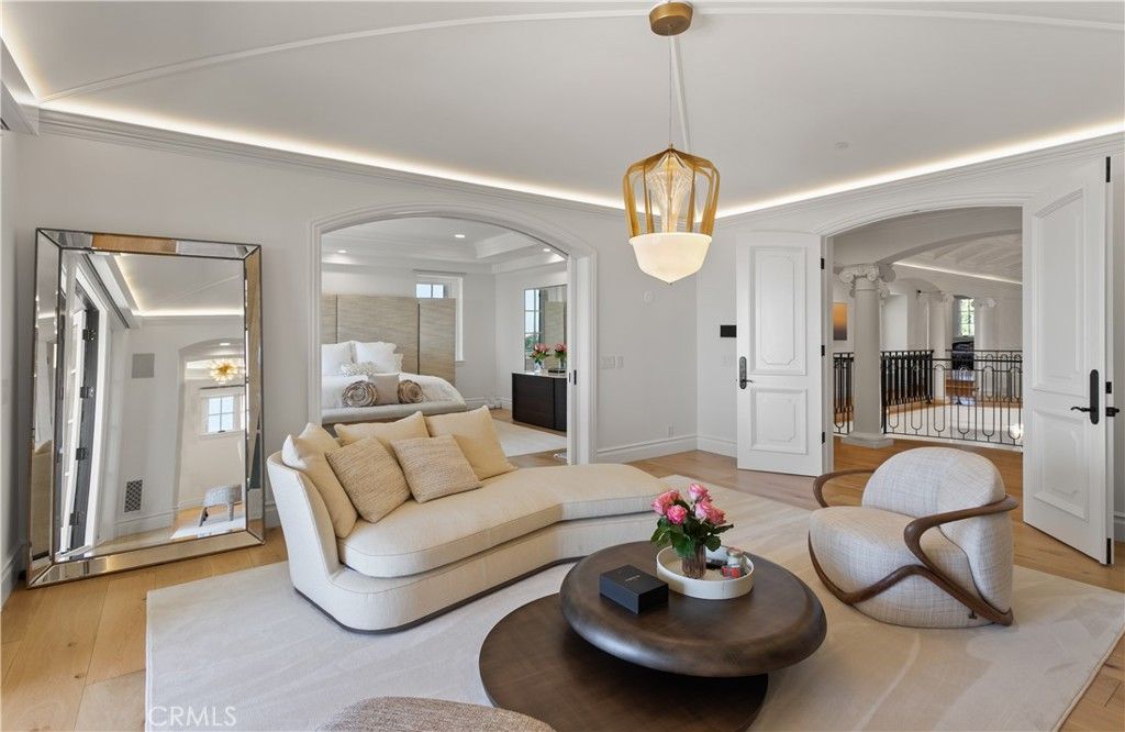 Interior, Living room, Pendant Lights, Recessed Lighting, Wood Texture Flooring