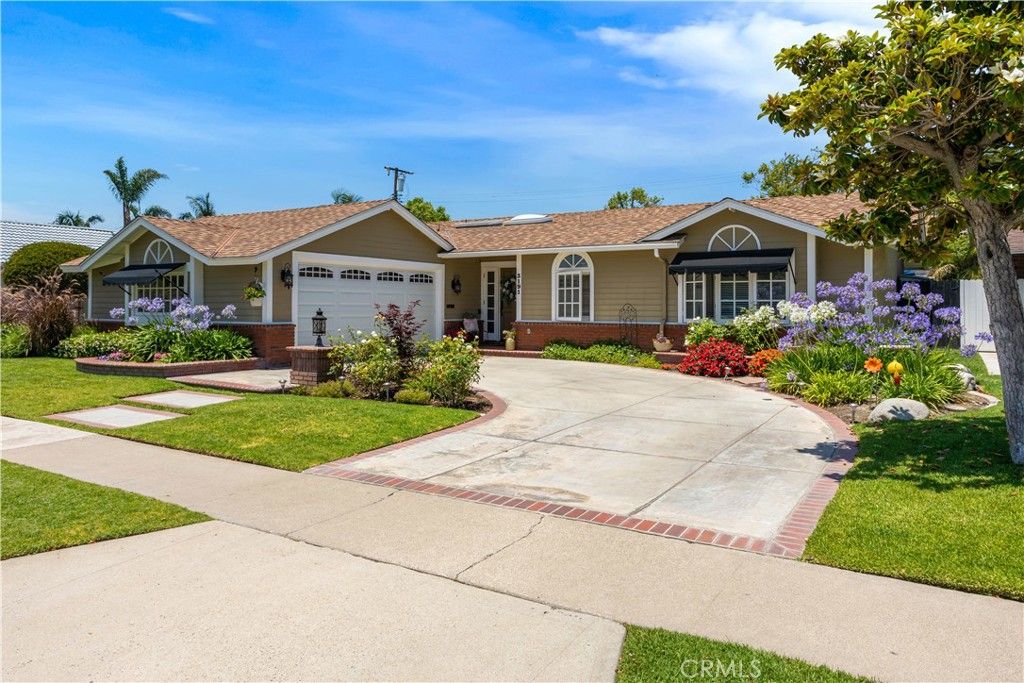 Attached, Exterior, Facade, Ranch