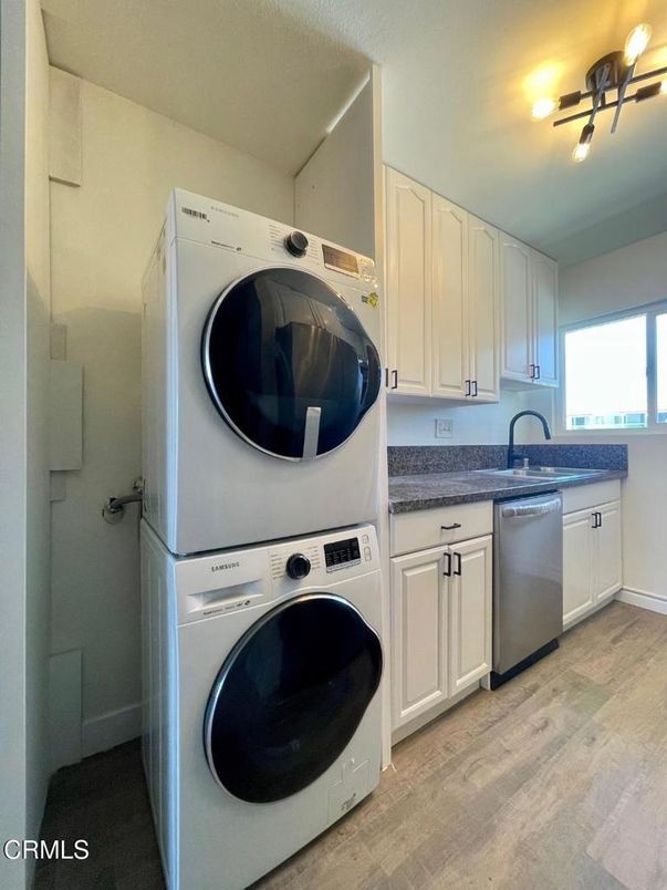Interior, Washer, Wood Texture Flooring