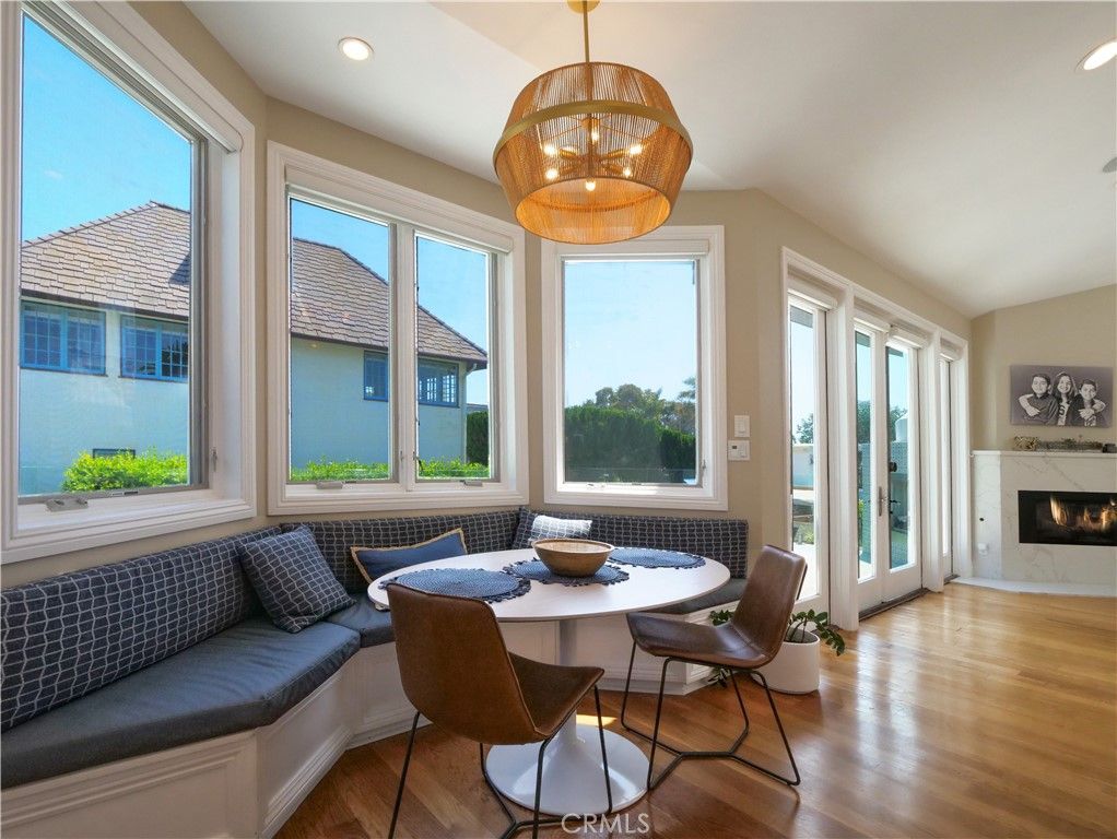 Dining room, Fireplace, Interior, Pendant Lights, Recessed Lighting, Wood Texture Flooring