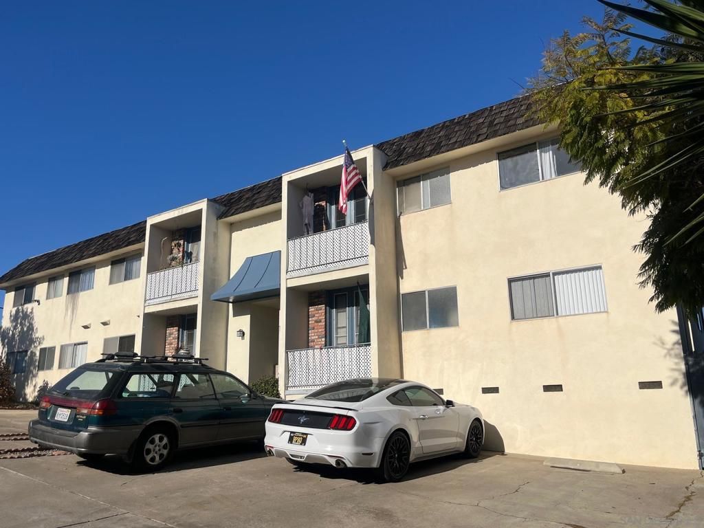 Exterior, Facade, Modern