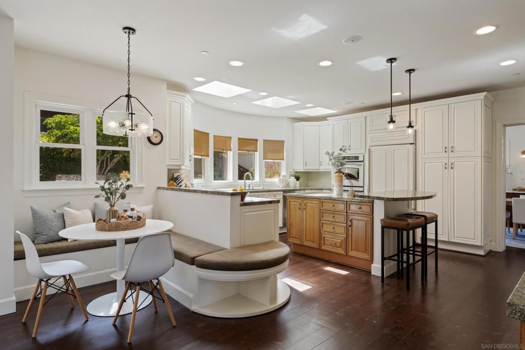 Dining room, Interior, Kitchen, Pendant Lights, Recessed Lighting, Wood Texture Flooring