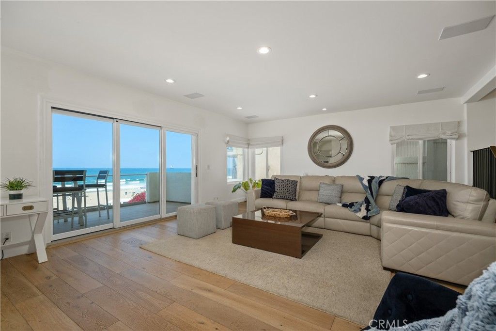 Interior, Living room, Recessed Lighting, Water, Wood Texture Flooring