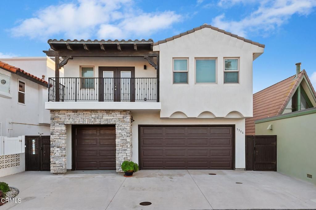 Attached, Exterior, Facade, Mediterranean