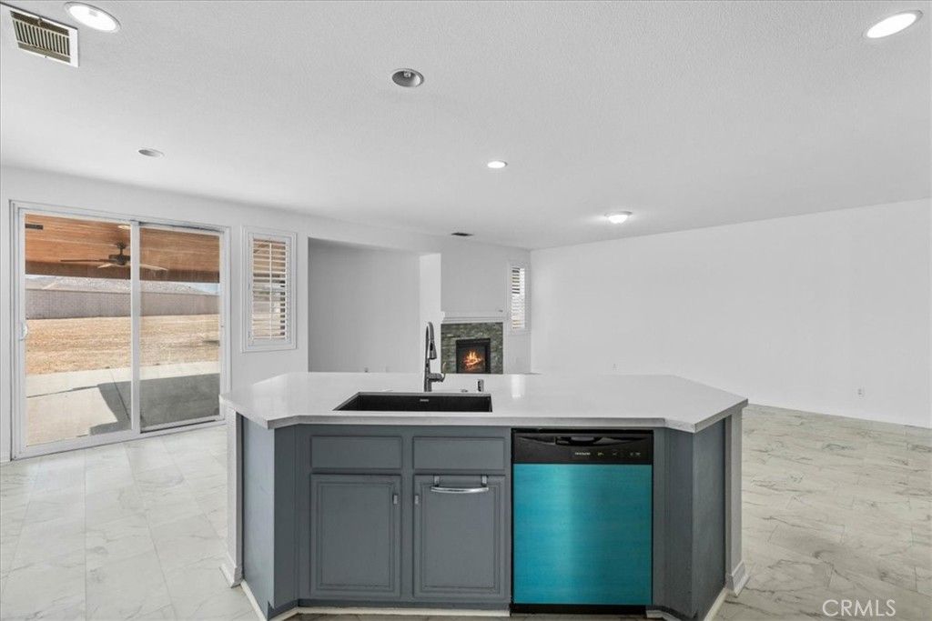 Fireplace, Interior, Kitchen, Marble, Recessed Lighting