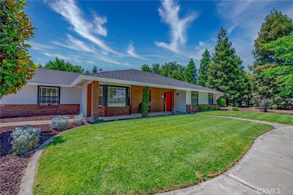 Backyard, Exterior, Facade, Brick Facade, Ranch