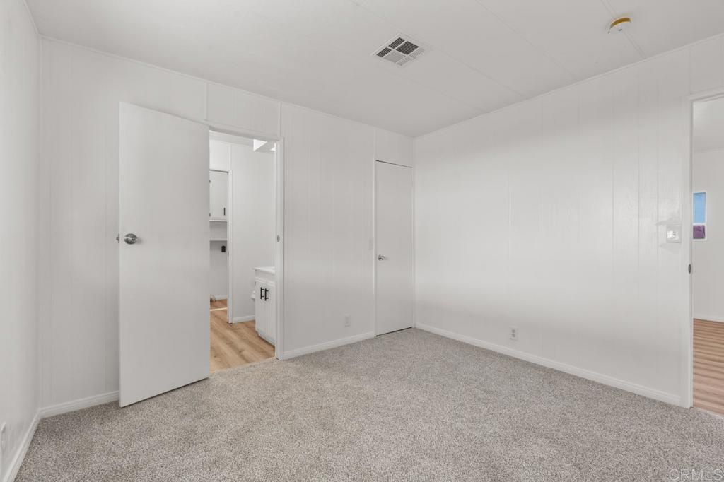 Empty room, Interior