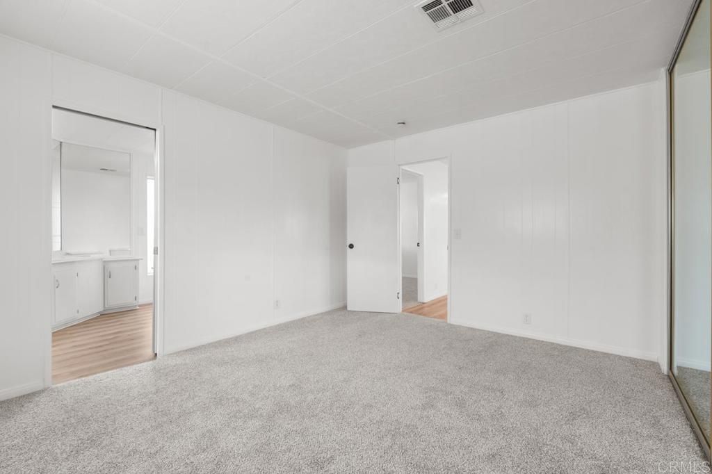 Empty room, Interior